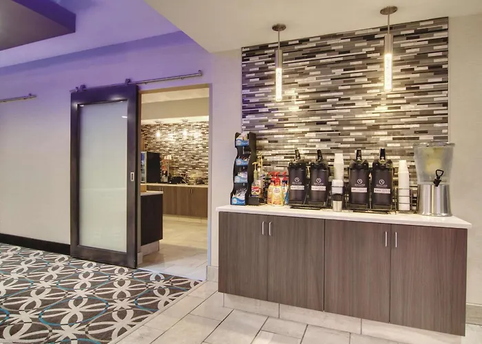 La Quinta Inn & Suites By Wyndham Cleveland Airport West