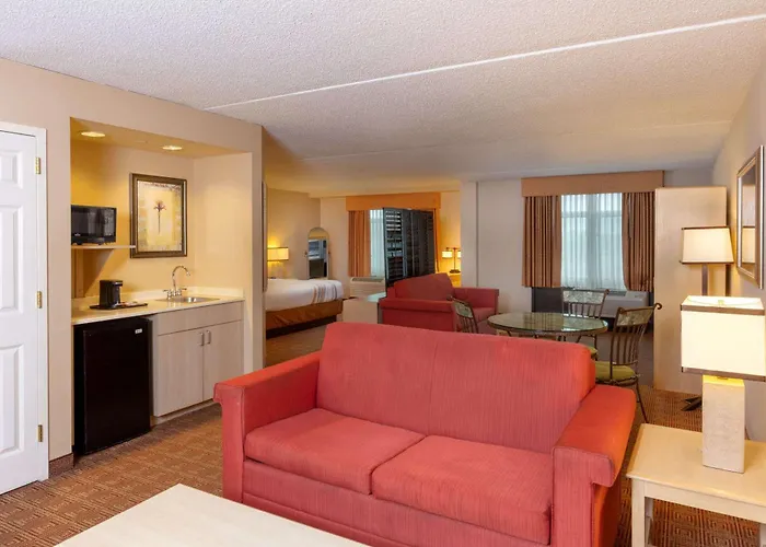 La Quinta By Wyndham Garden City