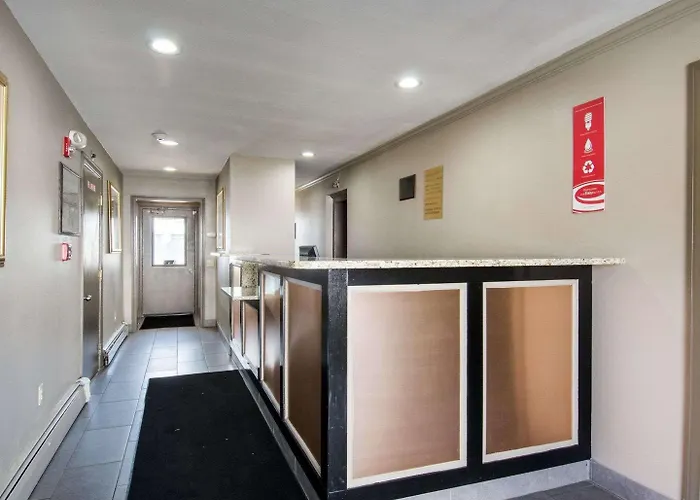 Econo Lodge Inn & Suites