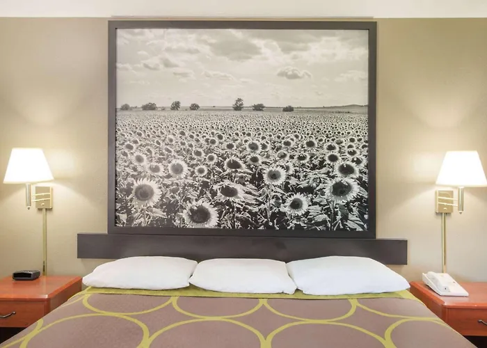 Super 8 By Wyndham Iola Ks