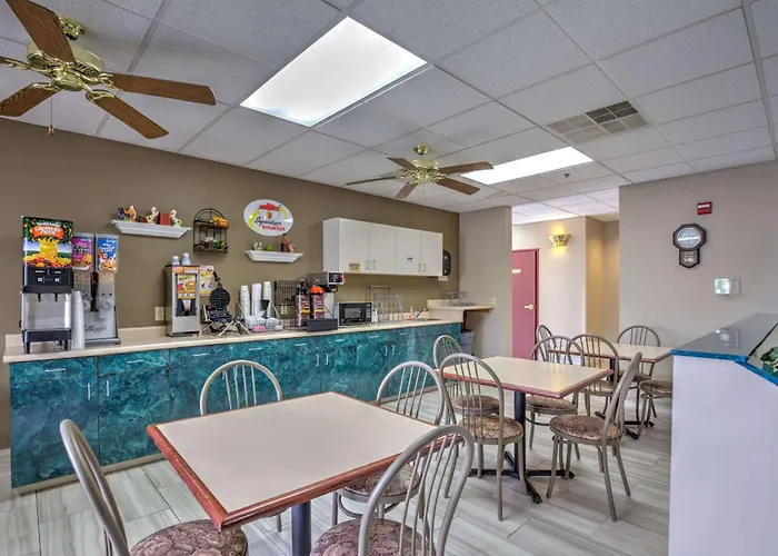 Super 8 By Wyndham Waterloo