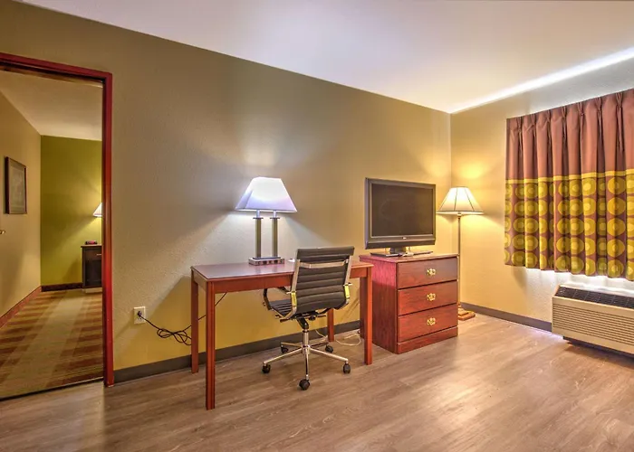 Super 8 By Wyndham Waterloo