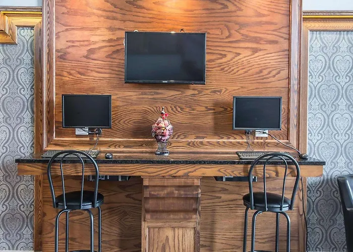 Econo Lodge Inn & Suites