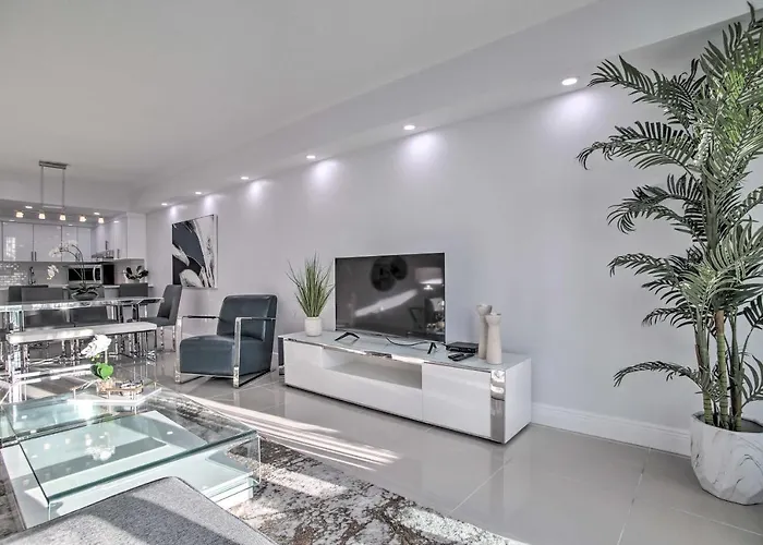 < Half-Mi To Beach: Sunny Isles Resort Condo