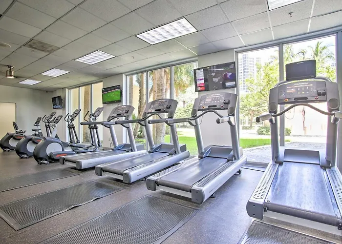 < Half-Mi To Beach: Sunny Isles Resort Condo