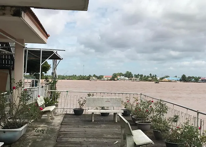 Khach San Cuu Long A, Cho Vinh Long