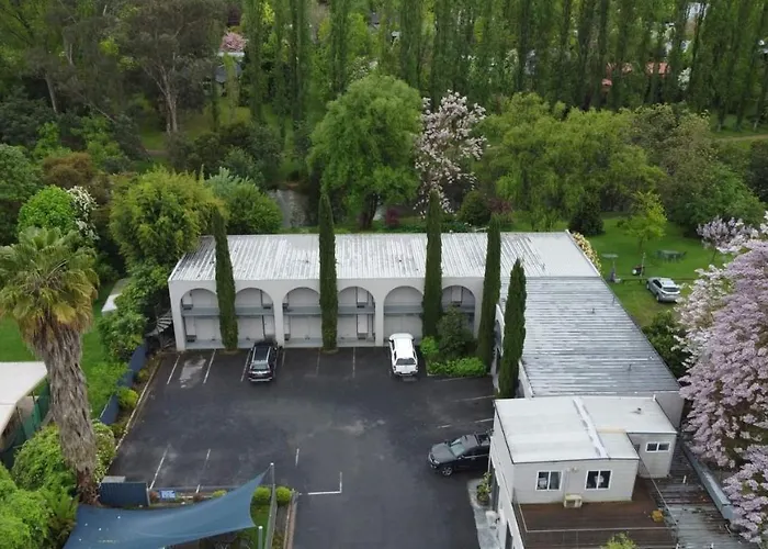 Riverbank Park Motel