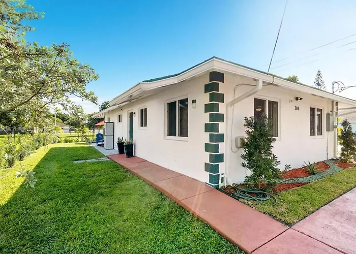 Roxanas 3Bed 2Bath Home With Modern Interior And Bbq Backyard