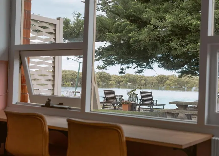 Black Swan Waterfront Motel (Adults Only)