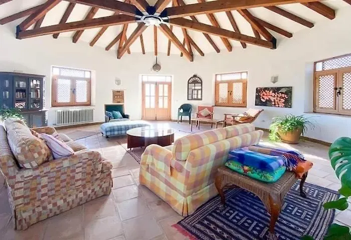 Traditional Farmhouse; Large Pool,Gardens & Views.