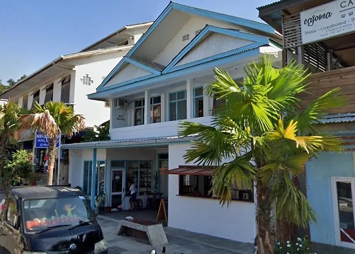 Komodo Indah Hotel And Hostel