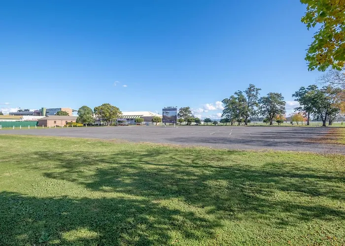 Hawkesbury Race Club Motel