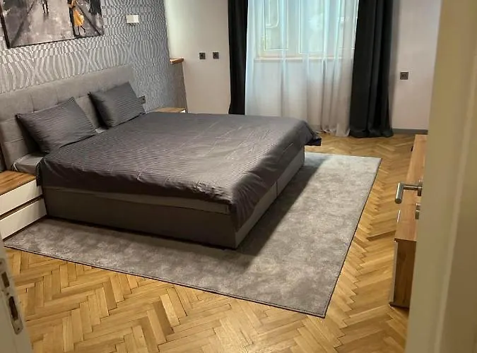 Lux Apartments Top Center
