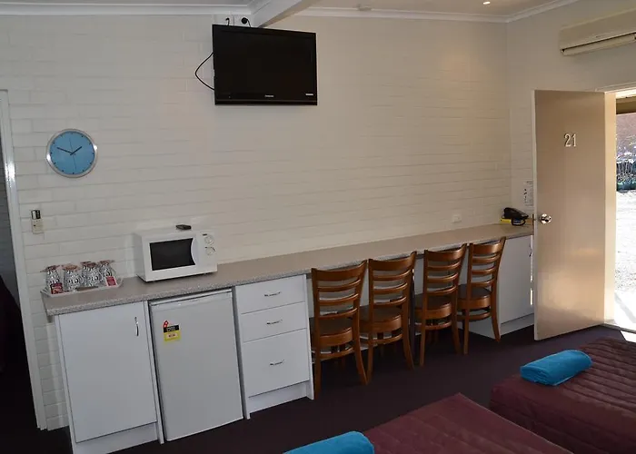 Warwick Motor Inn