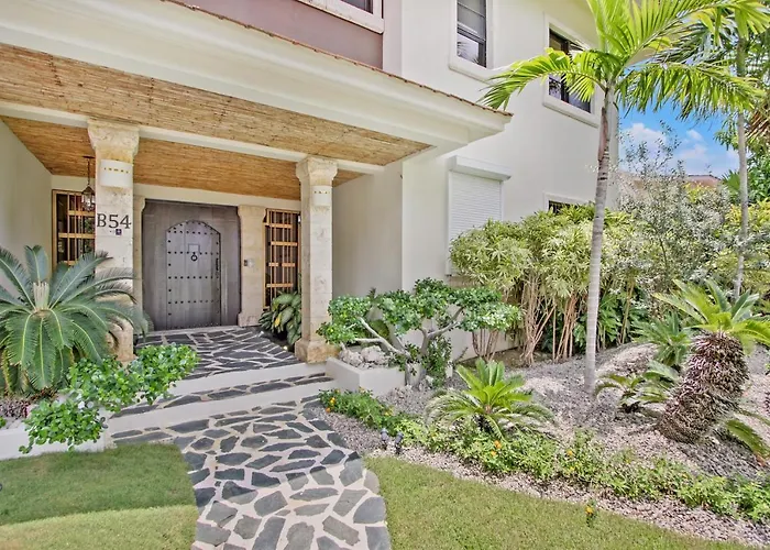 Spacious 4 Bedroom Villa With Pool, Touring Cart & Maid