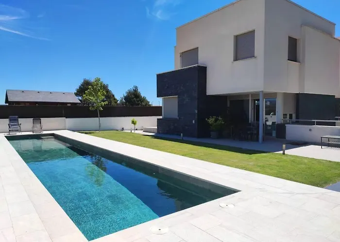 Villa Oasis En Madrid Con 3Hab, 4Banos Y Elegante Piscina