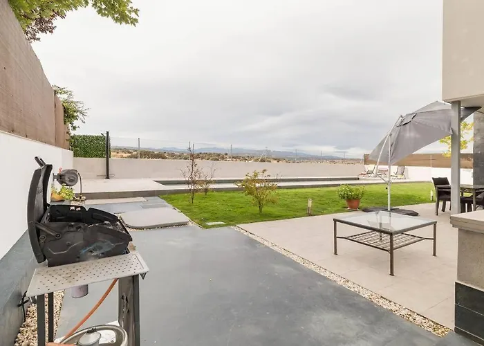 Villa Oasis En Madrid Con 3Hab, 4Banos Y Elegante Piscina