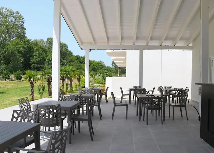 Hotel Velipoja Village