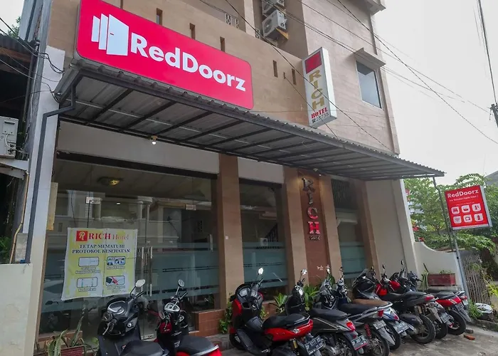 RedDoorz at Hotel Rich Parepare near Pantai Mattirotasi