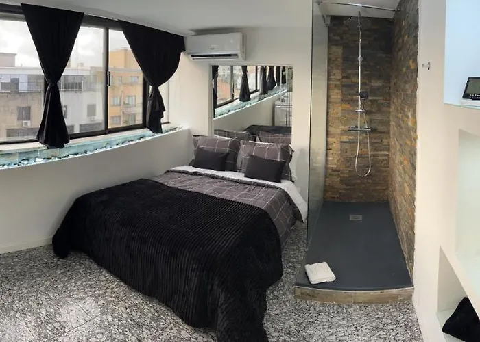 Modern Room with Indoor Shower Near the River - Quarto Moderno com Duche interior Próximo da Ribeira
