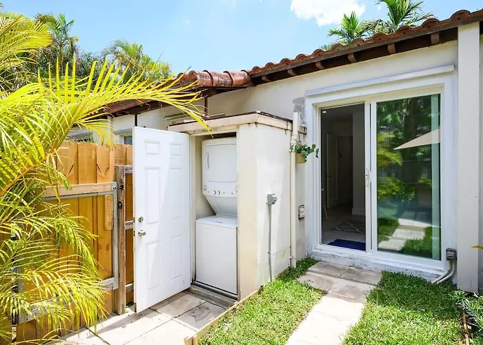 Bright & Comfortable Apt In Victoria Park