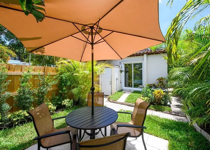 Bright & Comfortable Apt In Victoria Park