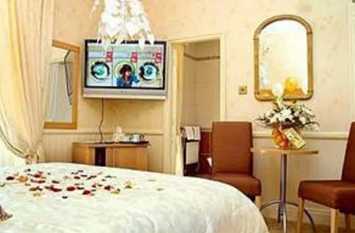 Grand St Leger Hotel