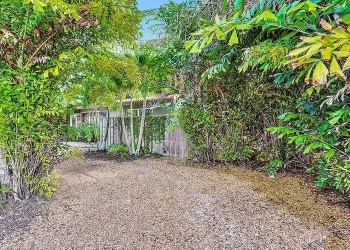 Heated Pool, Parking, 5 Min Walk To Food And Fun!