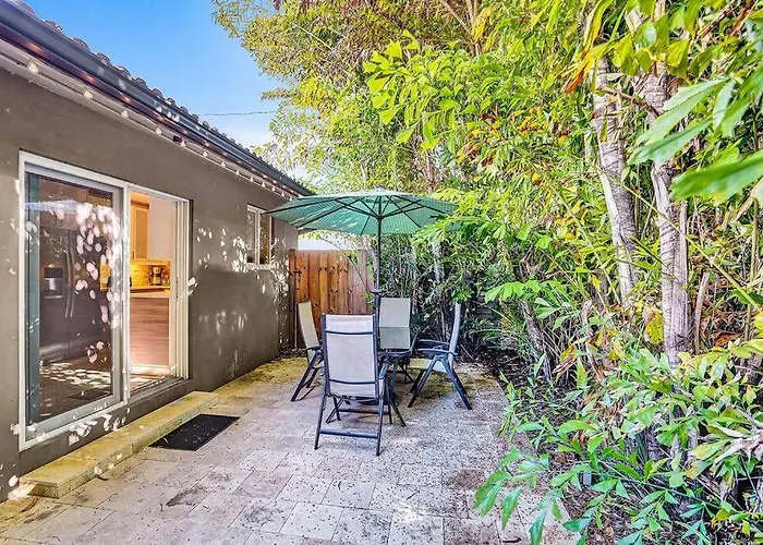Heated Pool, Parking, 5 Min Walk To Food And Fun!