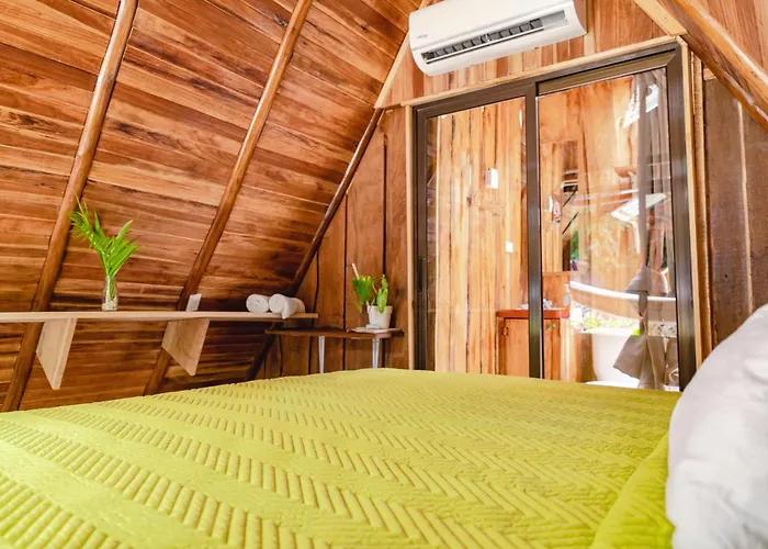 El Gato Rojas Surf Hostel