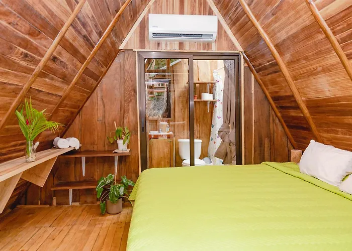 El Gato Rojas Surf Hostel