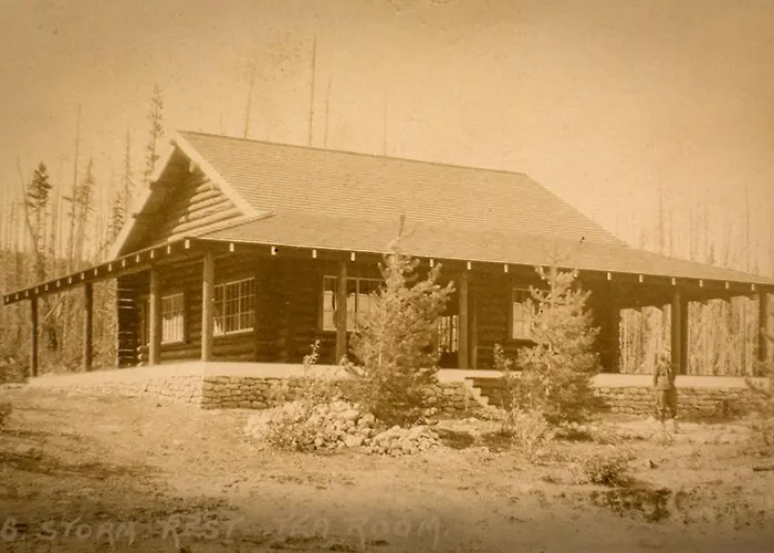 Storm Mountain Lodge & Cabins