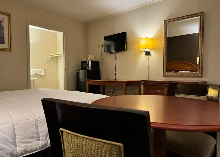 Country Club Inn & Suites