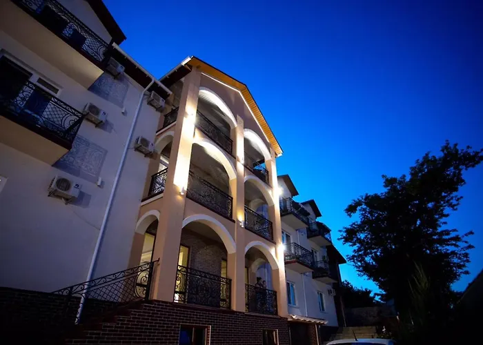 Готель River House