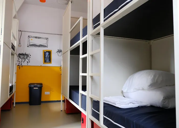 Hostel & Bar De Basis