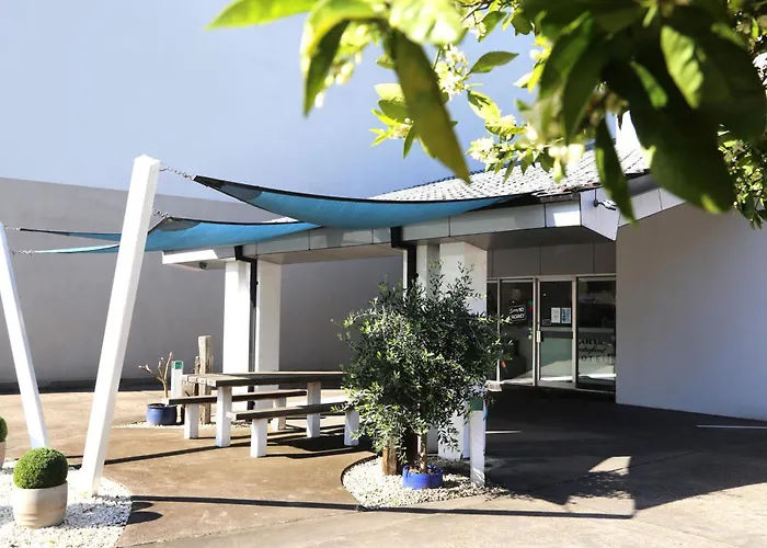 Zorba Waterfront Motel