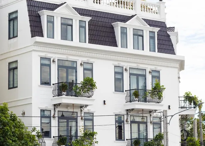Paris Hotel & Cafe