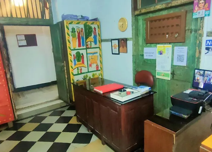 Hostel Vasantashram Cst Mumbai, Free Wifi With 1940S Retro Vibe