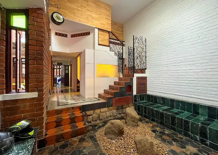 Rahees Bi Roambay - Backpacker Hostel