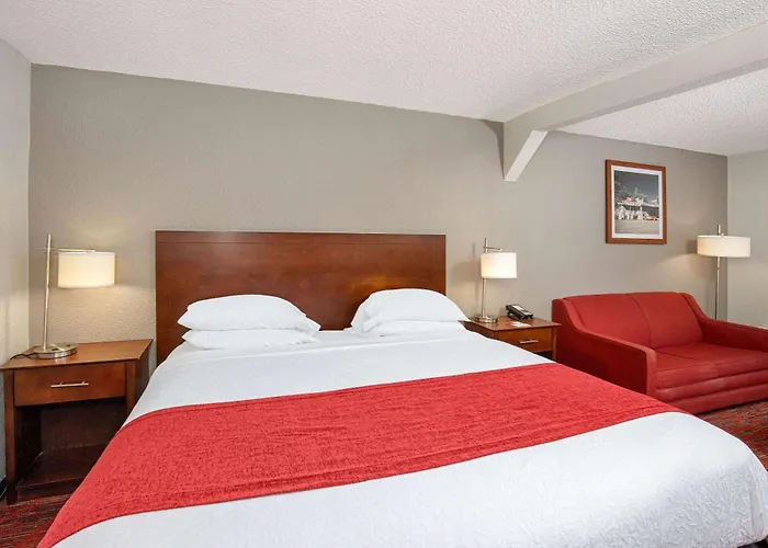 Ramada By Wyndham Bowling Green