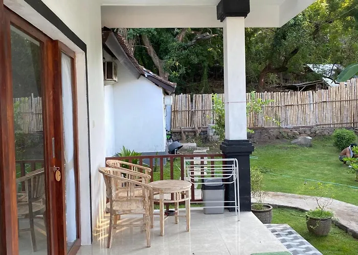 Coconut Beach Bungalows & Warung 2