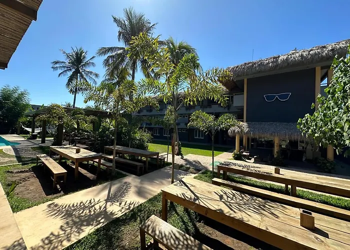 Straw Hat Surf Hostel & Bar