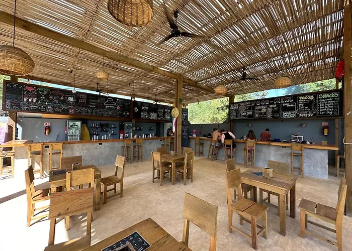 Straw Hat Surf Hostel & Bar