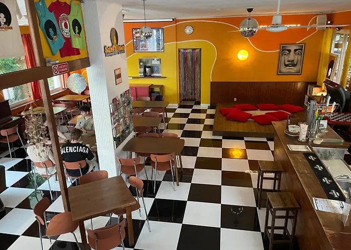Sunflower Beach Backpacker Hostel & Bar