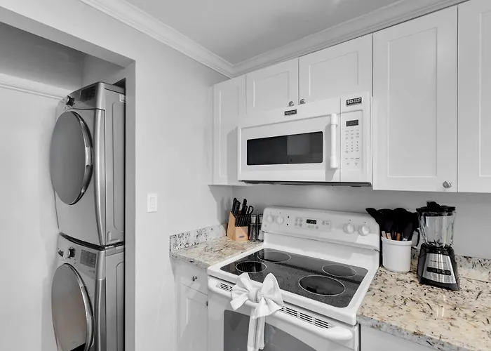 Key West Downtown Waterfront, Sleeps 8, Dock & Pool Pet-Friendly