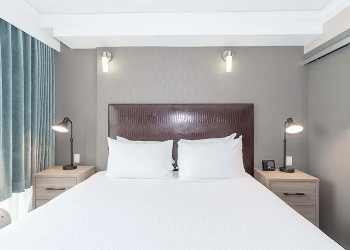 Sandman Signature Toronto Airport Hotel