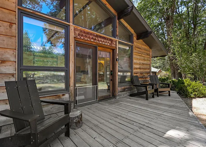 Basecamp Lodge