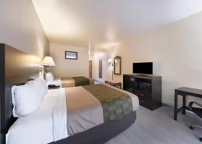 Econo Lodge Inn & Suites Bridgeport
