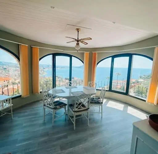 Villa Fantastica con vistas a la bahia y con pisciana