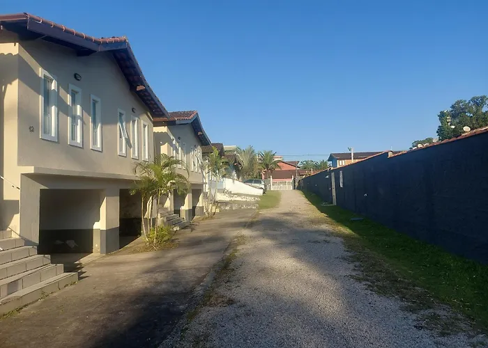 Casas em Condomínio próximo da praia com 2 dormitórios, churrasqueira e 3 vagas de garagem